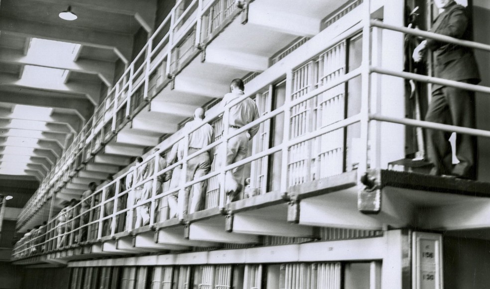 Presos caminham diante de celas na penitenciária em Alcatraz — Foto: Reprodução