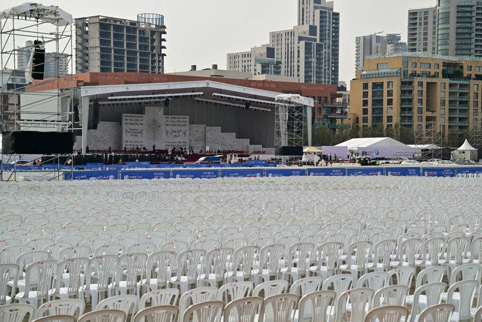 Workers prepare the place where the Mass will be held on the Beirut waterfront, on November 29, 2025, before the visit of Pope Leo XIV to Lebanon – Photograph: GIUSEPPE CACACE / AFP