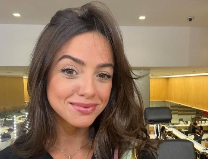 Filha de famosos estreia em novela como jornalista