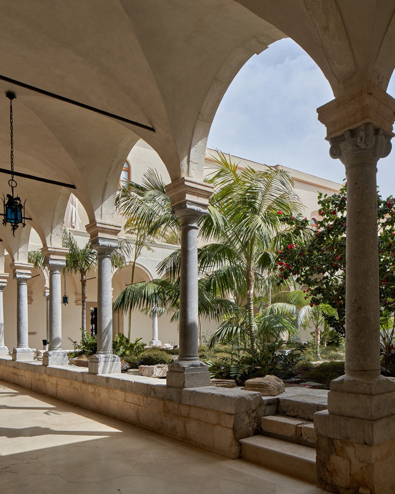 Um pátio interno do hotel San Domenico Palace, em Taormina, na Sicília, onde foi gravada a segunda temporada da série 'The White Lotus' — Foto: Divulgação / Four Seasons
