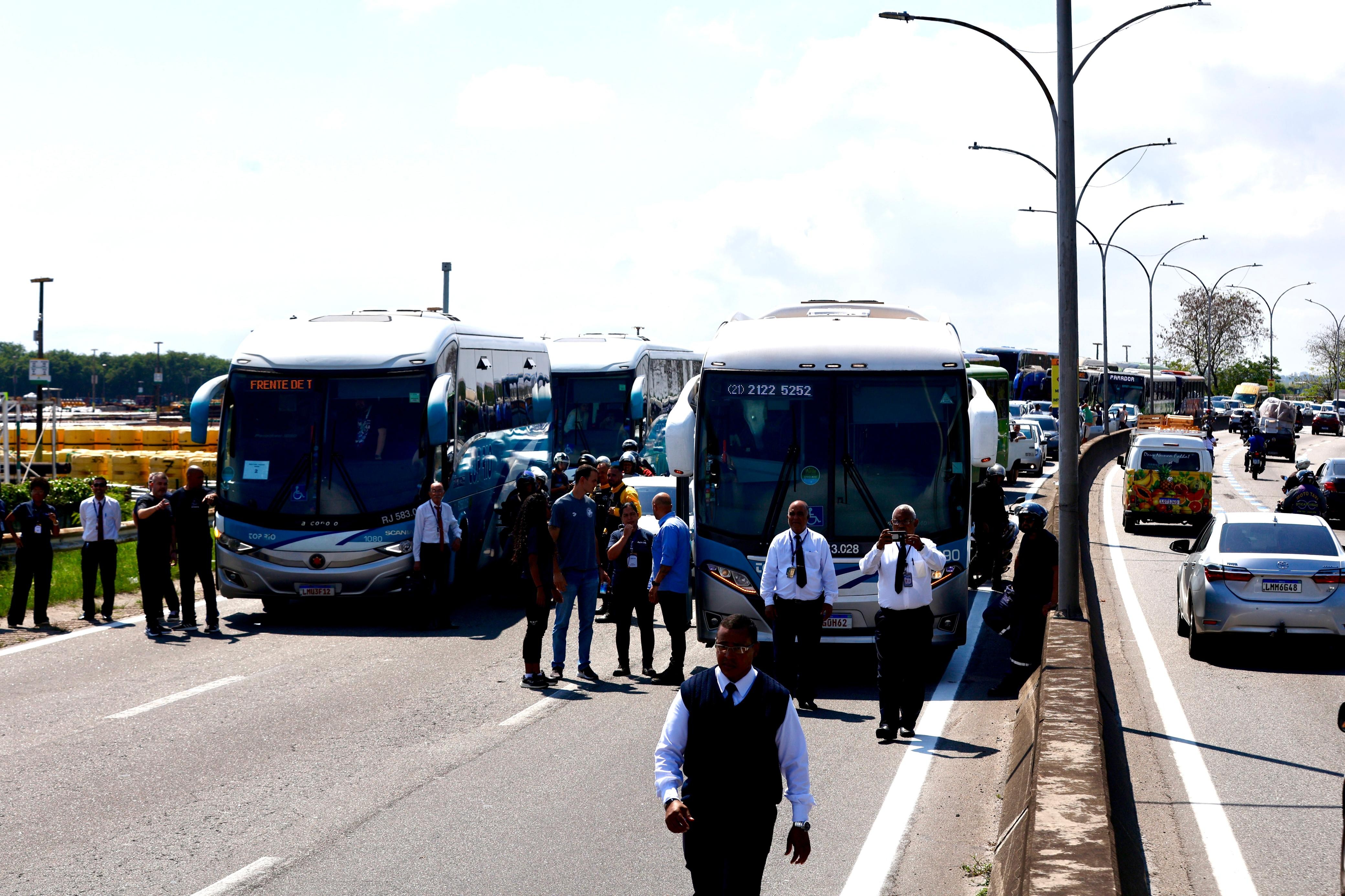 Criminosos armados abordam ônibus escolar no Rio de Janeiro