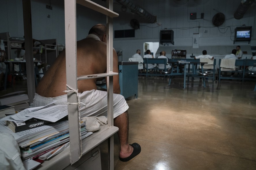 Presos se refrescam perto de ventiladores na Lopez State Jail, em Edinburg, Texas.
