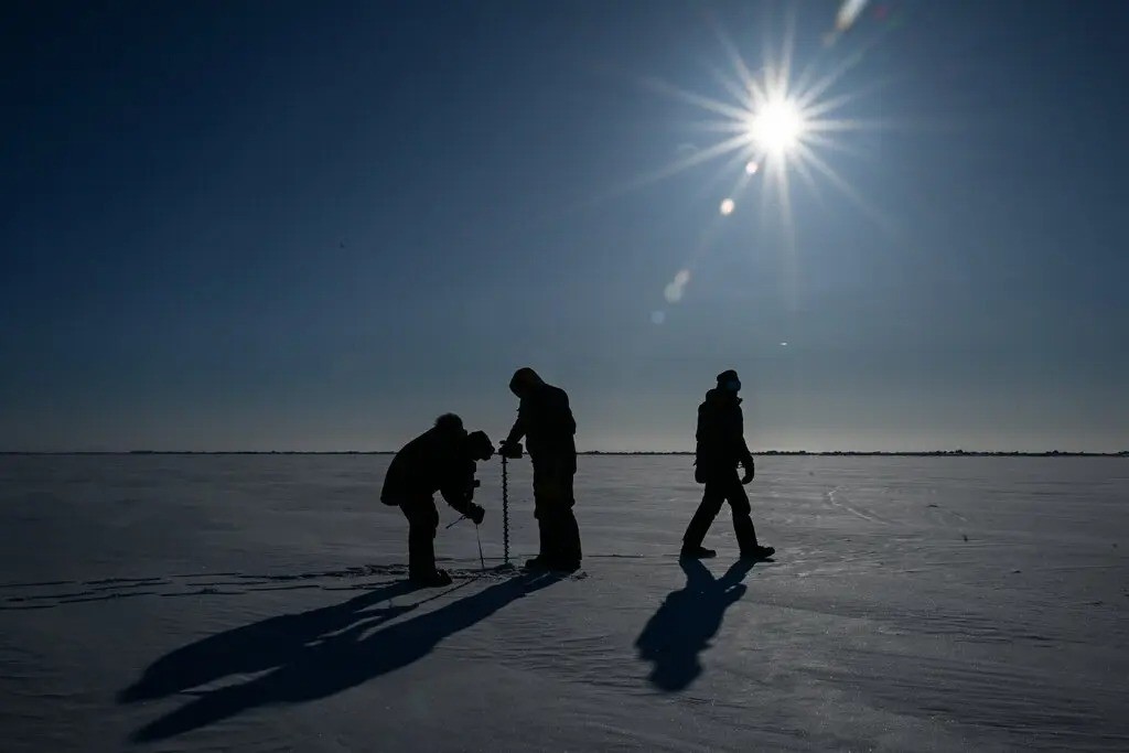Experts working to find where Hampton appears on a large ice floe — Photo: NYT/Kenny Holston