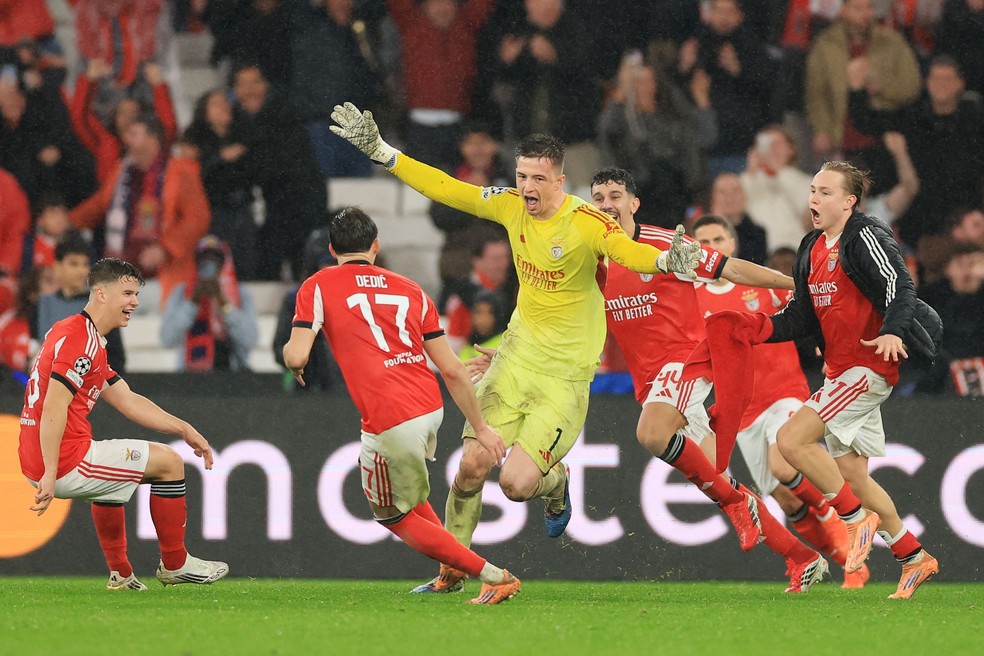 Anatoliy Trubin celebrando o gol no final da partida, para o Benfica