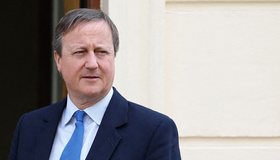 Chanceler britânico afirma que tomaria 'ação muito contundente' se consulado do país fosse atacado