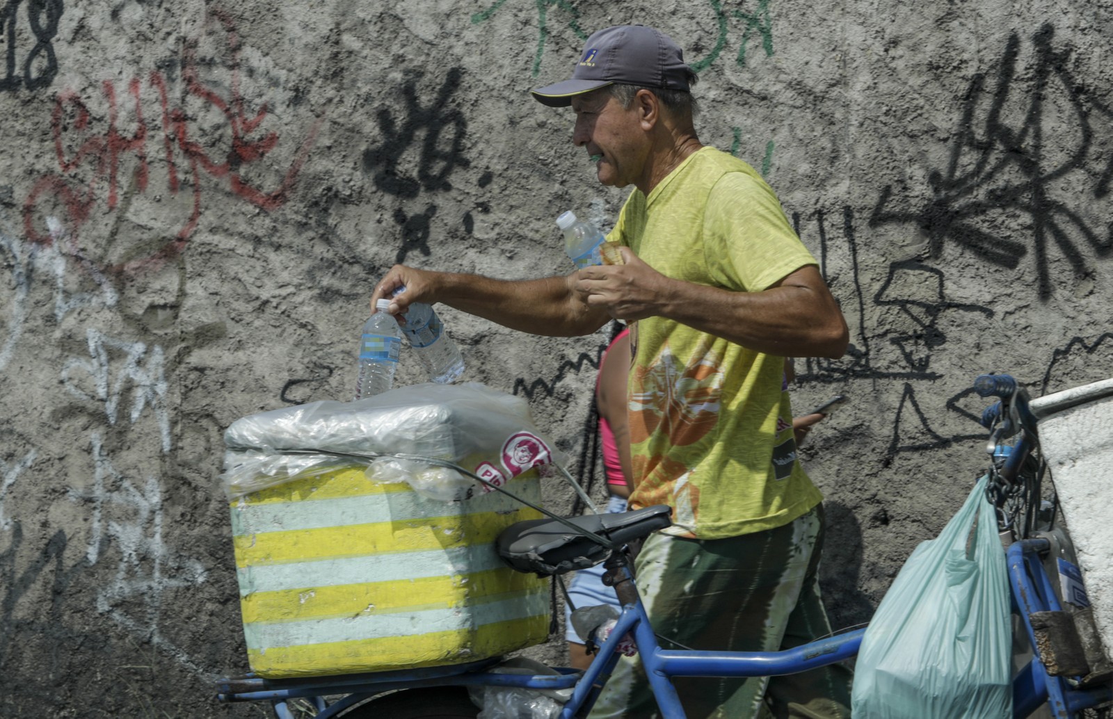 Ambulantes costumam comprar água para revender em depósitos no Centro e nas zonas Norte e Oeste — Foto: Gabriel de Paiva