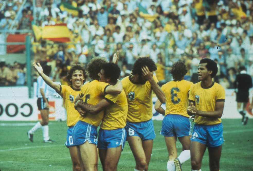 Copa do Mundo na Espanha, em 1982. Brasil 3 x 1 Argentina, no Estádio Sarriá. Na foto, jogadores da seleção comemoram o primeiro gol do Brasil — Foto: Anibal Philot / Agência O Globo