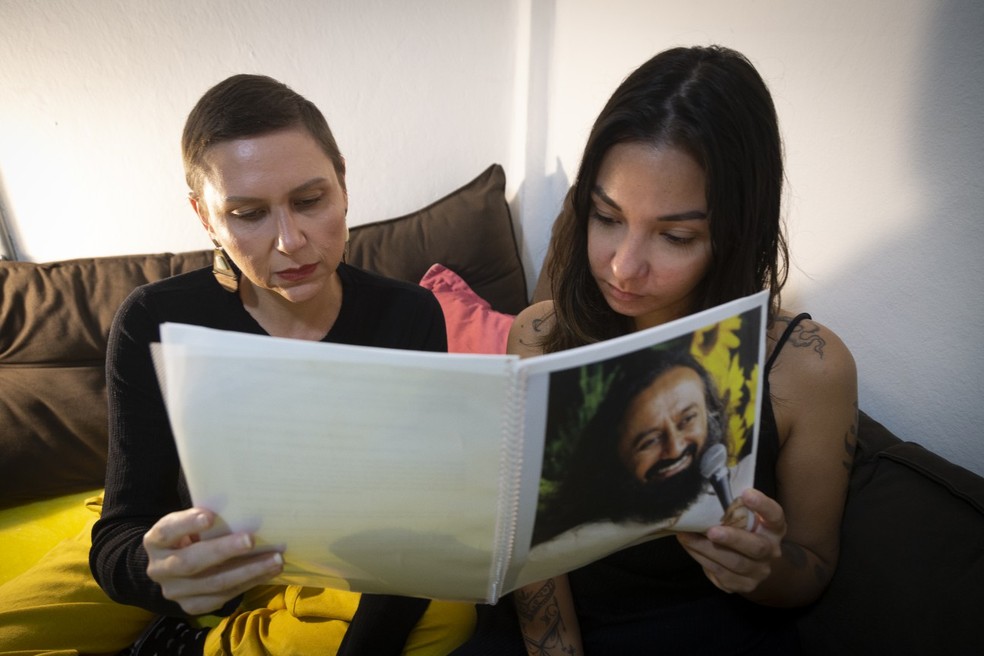 A bióloga Luciana Amorim, de 40 anos, e a estudante Yasmim Borges, de 28 anos, entraram com ações contra a Arte de Viver  — Foto: Roberto Moreyra