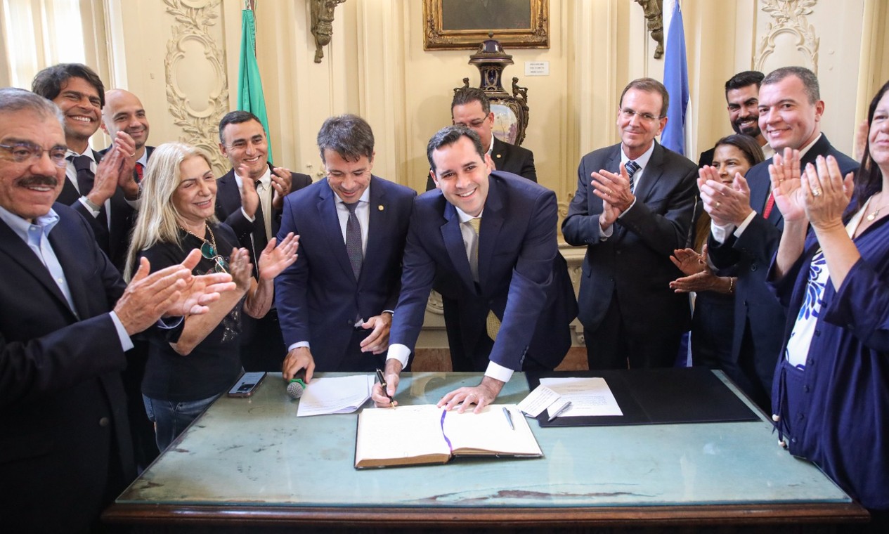 Cavaliere promove 'dança das cadeiras' com saída de 11 secretários para as eleições