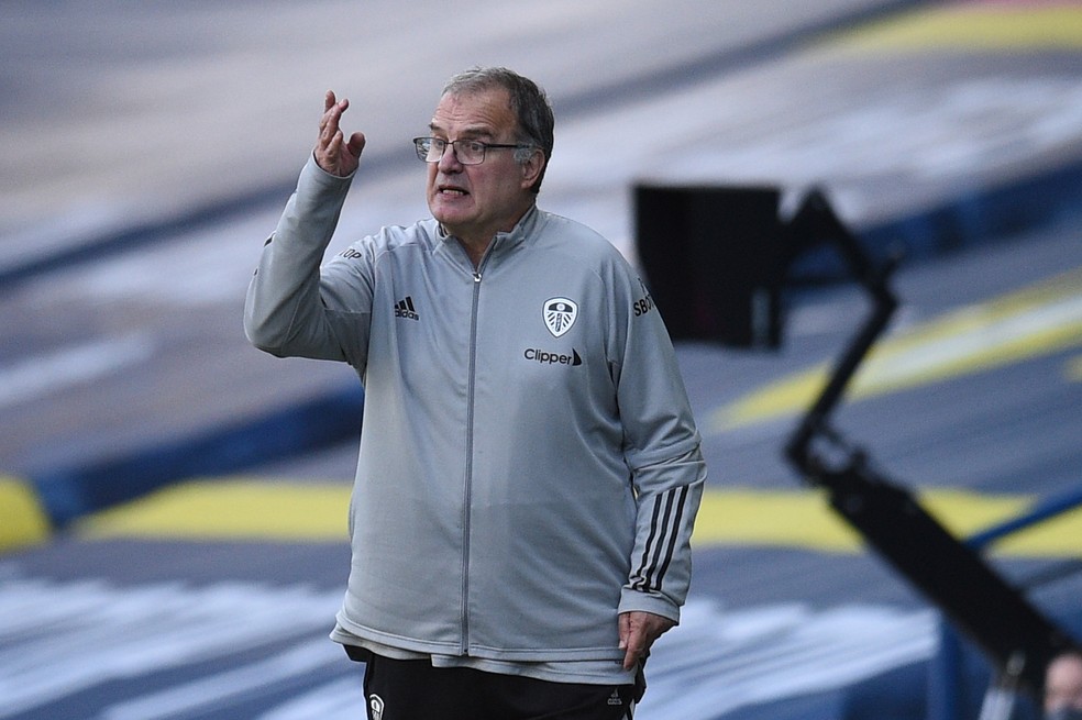 Bielsa fez história no Leeds United — Foto: Oli SCARFF / AFP