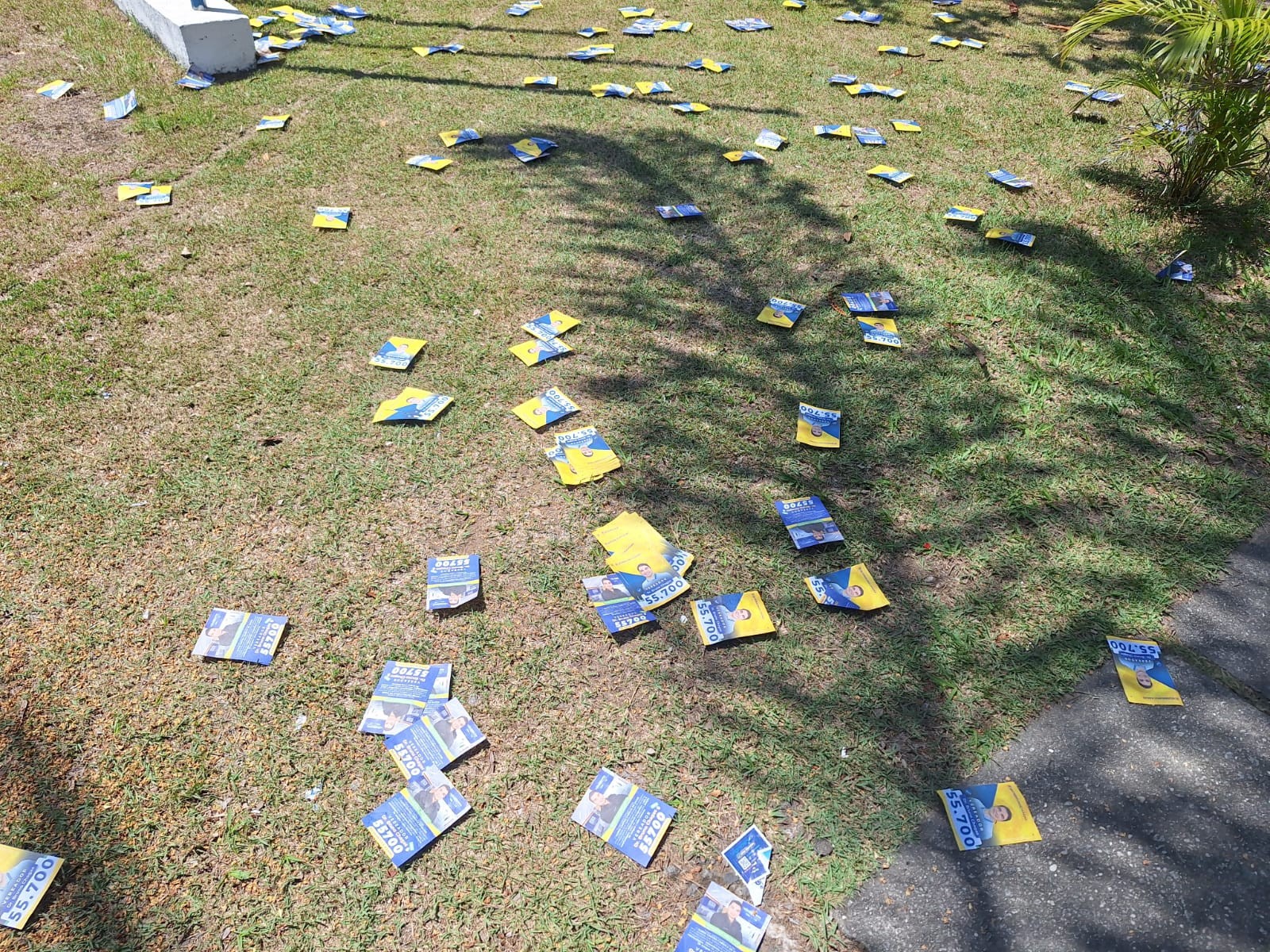 Santinhos espalhados na maior zona eleitoral do Rio de Janeiro, em Campo Grande — Foto: Jéssica Marques