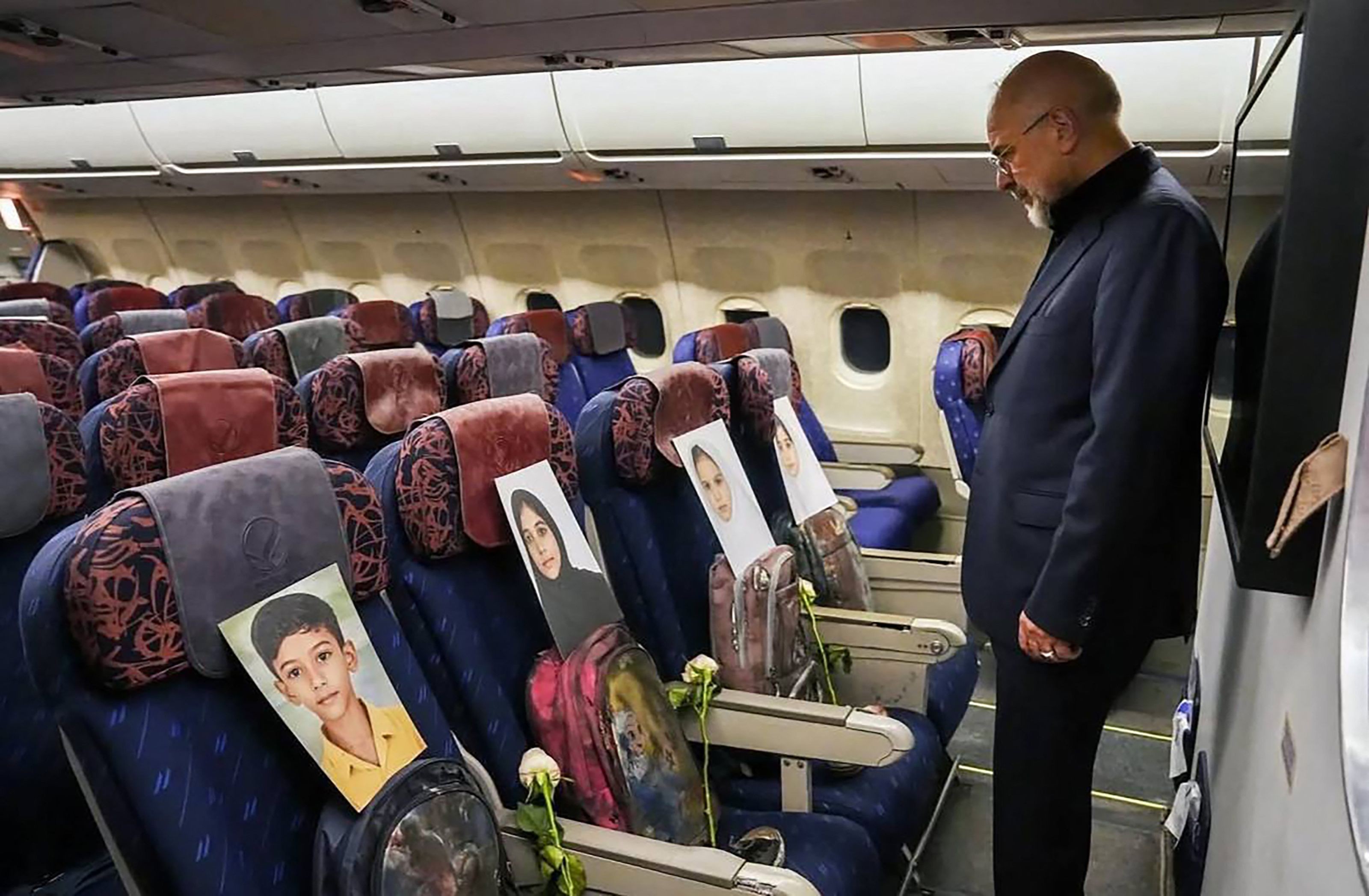 Avi&atilde;o que levou delega&ccedil;&atilde;o do Ir&atilde; para negocia&ccedil;&atilde;o com os EUA no Paquist&atilde;o fez homenagem a crian&ccedil;as mortas em escola