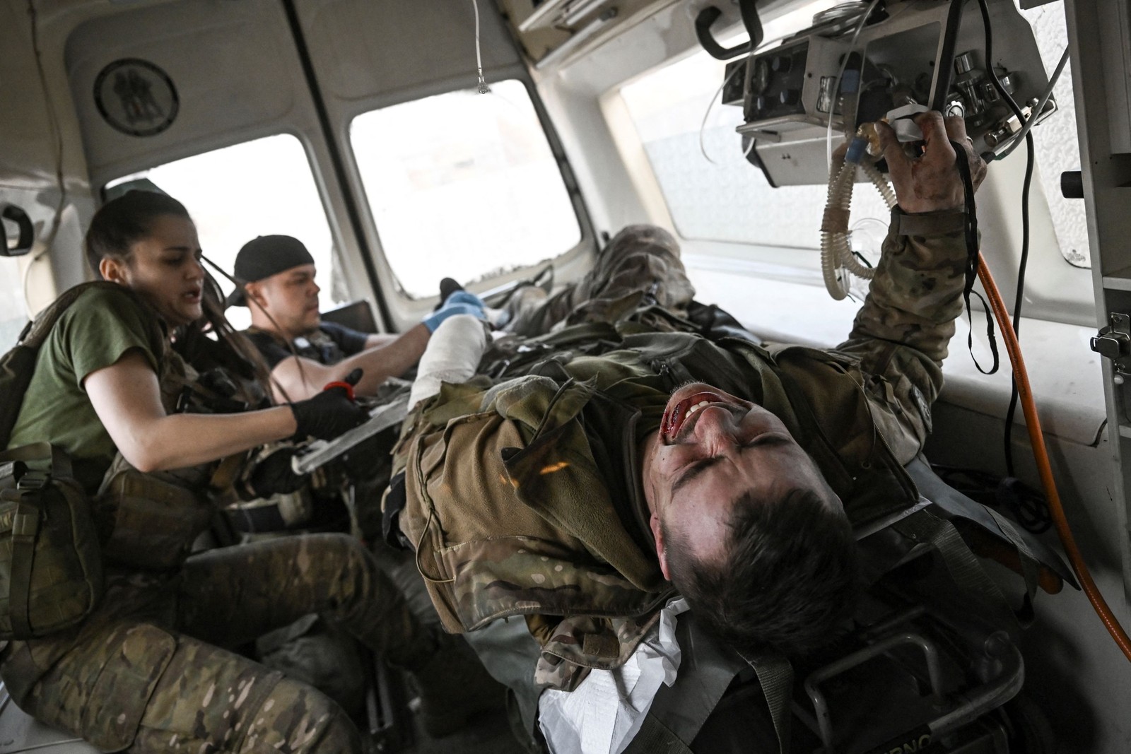 Soldado ucraniano ferido é levado da linha de frente perto de Bakhmut — Foto: ARIS MESSINIS/AFP