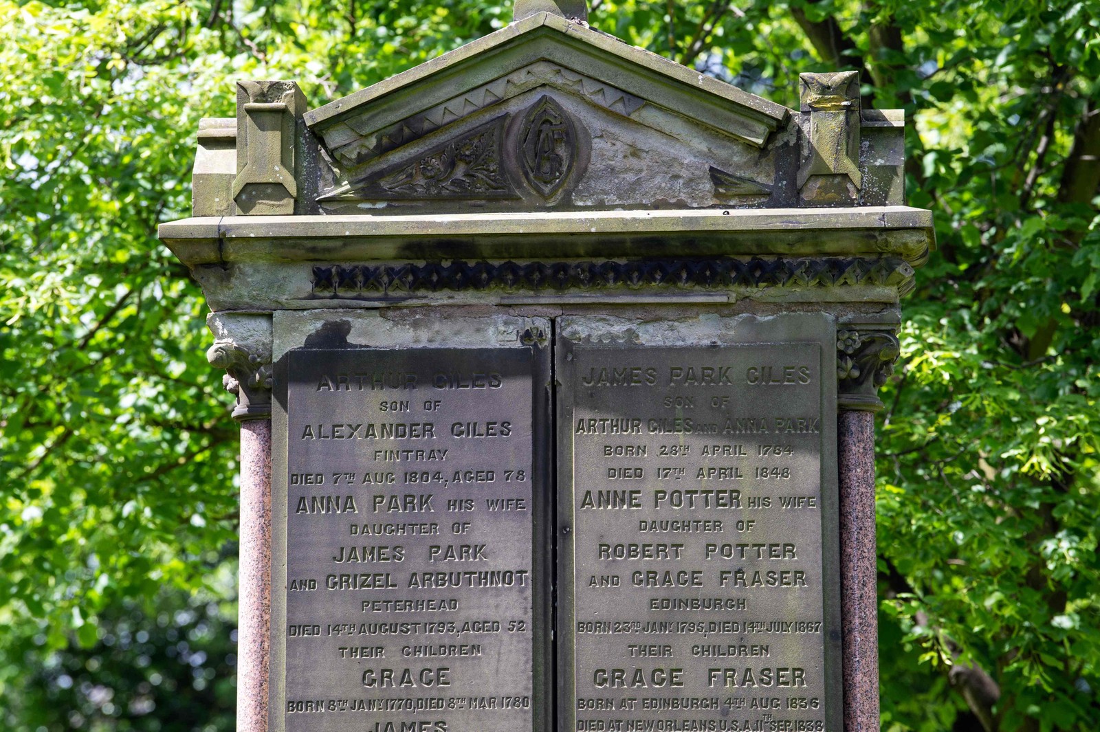 Nas lápides do cemitério Greyfriars Kirk, em Edimburgo, é possível ler nomes e sobrenomes usados por J.K. Rowling em seus personagens da saga 