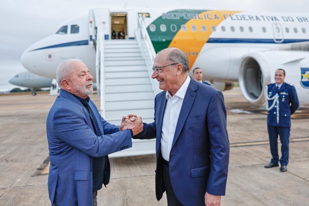 Presidente do Brasil, Luiz Inácio Lula da Silva, cumprimenta o vice-presidente, Geraldo Alckmin, antes de embarcar para a China — Foto: Presidência da República/Ricardo Stuckert