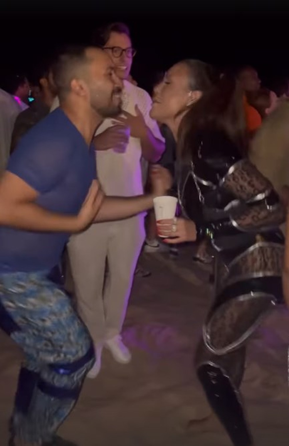 Gil do Vigor e Sarah Andrade dançam em festa em Portugal — Foto: Reprodução/Instagram