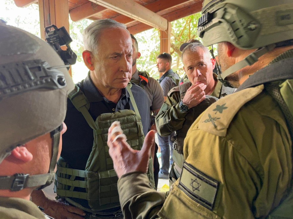 Primeiro-ministro de Israel, Benjamin Netanyahu, conversa com soldados em local atacado pelo Hamas — Foto: Reprodução / Twitter