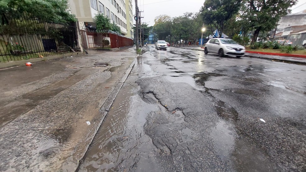 Rua Leopoldina Rêgo, lado par, entre o número 662 e 700, teria recebido 'Asfalto Liso' no ano passado, mas desníveis são evidentes — Foto: Foto do leitor Hugo Costa