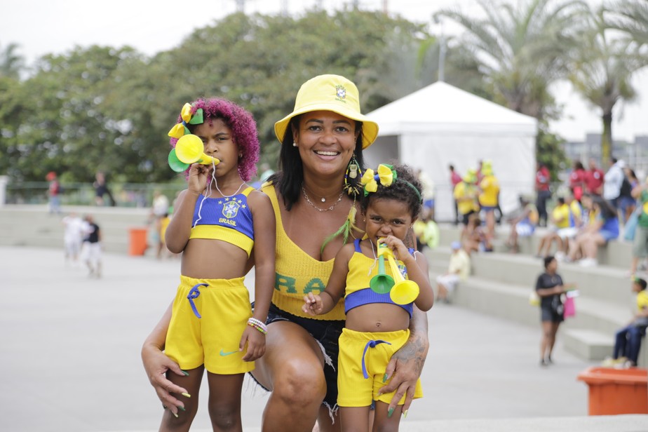 Copa do Mundo resgata camisa verde e amarela e brasileiros vestem