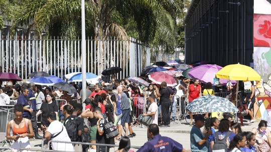 Calor, briga e relato de AVC:  fãs de Bruno Mars enfrentam perrengue em fila para ingressos no RJ