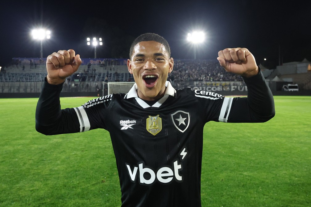 Huguinho fez sua estreia no profissional do Botafogo — Foto: Vítor Silva/Botafogo