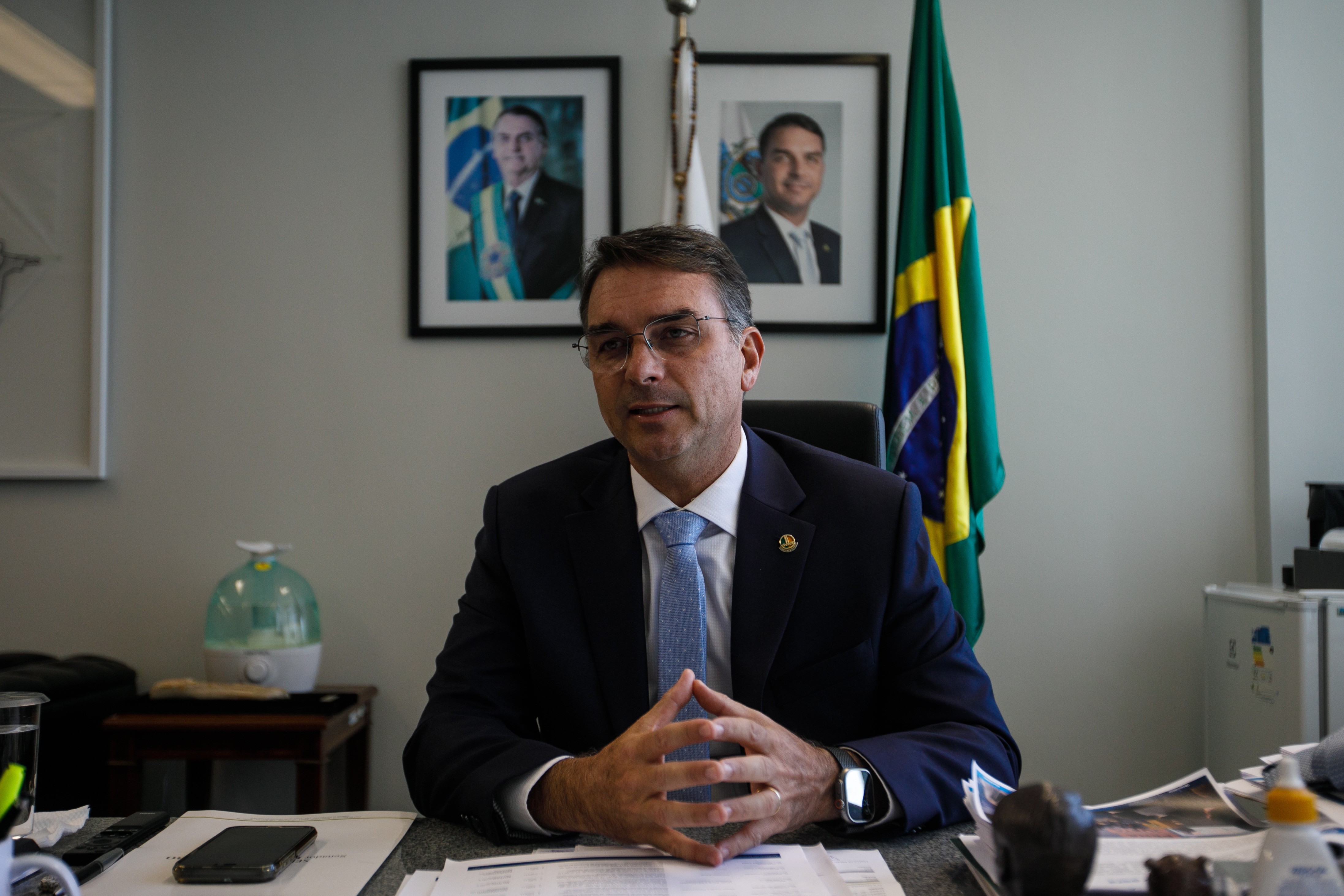 Flávio Bolsonaro diz que não é momento de tratar pai como “carta fora do baralho” e faz gesto a Tarcísio