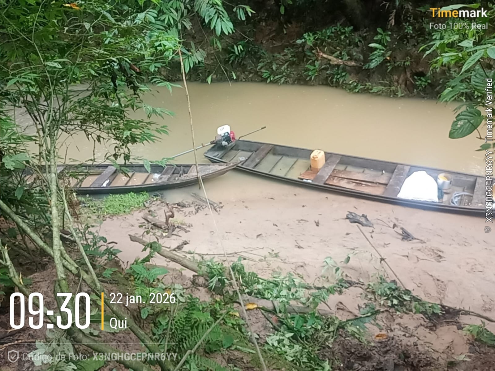 Embarcações utilizada por invasores — Foto: Siã Huni Kuin / Askarj