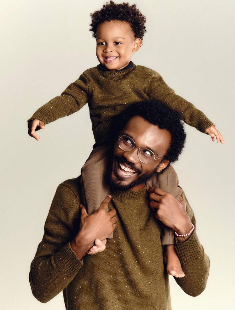 O modelo Matheus Dias e o filho, Malawi; Matheus usa suéter Reserva e Malawi usa cuéter, calça e camisa polo Reserva Mini — Foto: Mateus Augusto Rubim