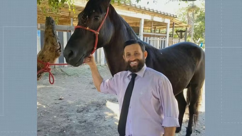Deputado Ratinho é flagrado usando carros alugados com verba pública em fazenda particular