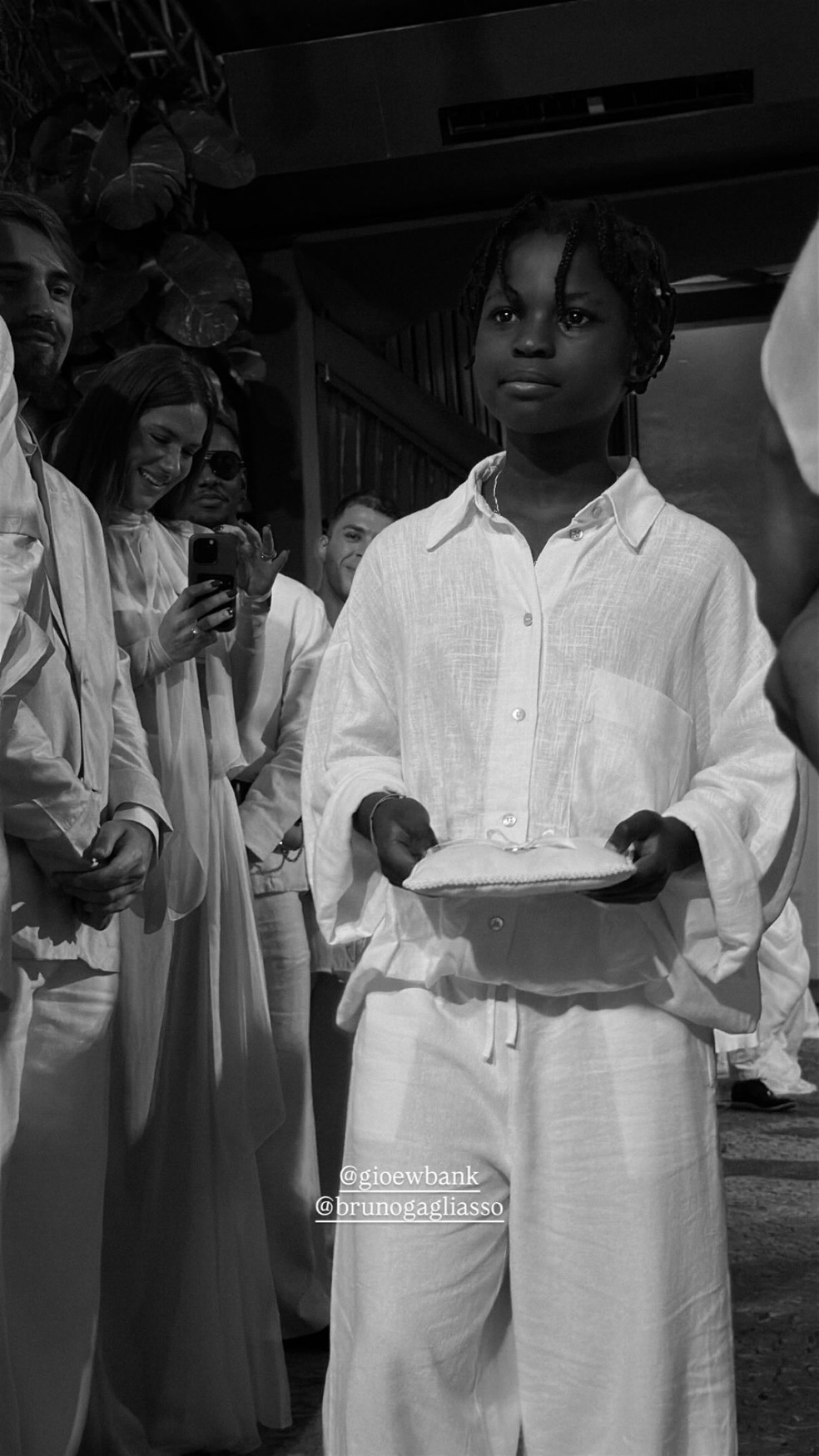 Bless levou as alianças até os noivos — Foto: Reprodução/Instagram