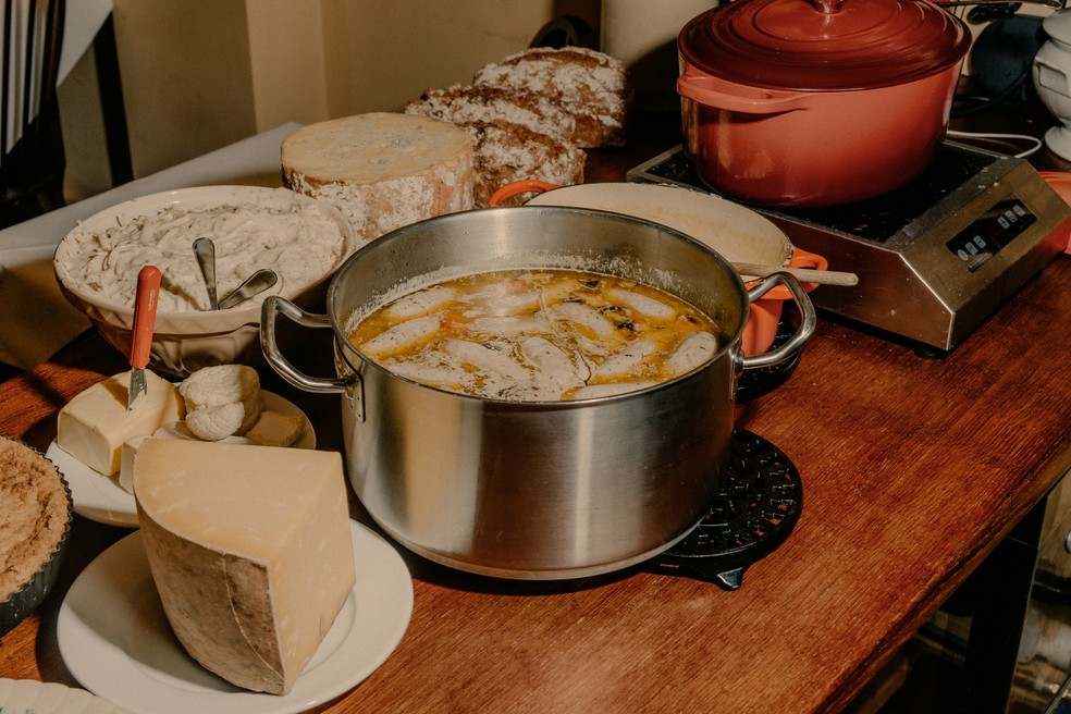 O Dublin Coddle, um cozido de batatas e linguiças nada 'instagramável' que tem feito sucesso no cardápio do Yellow Bittern, o mais polêmico restaurante em Londres, neste momento — Foto: Peter Flude/The New York Times