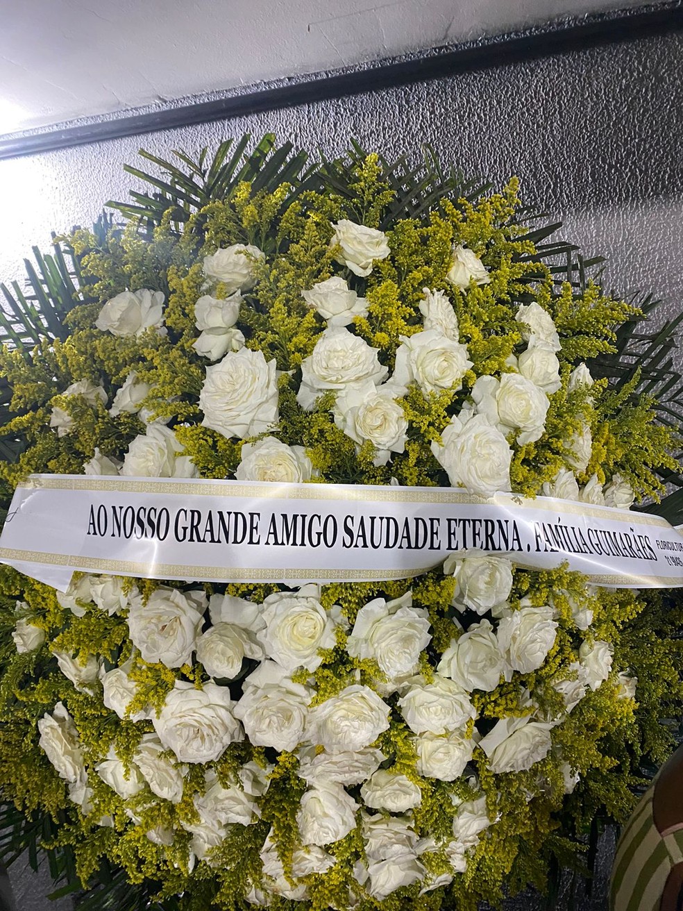 Coroa de flores no velório do bicheiro Piruinha — Foto: Vittoria Alves