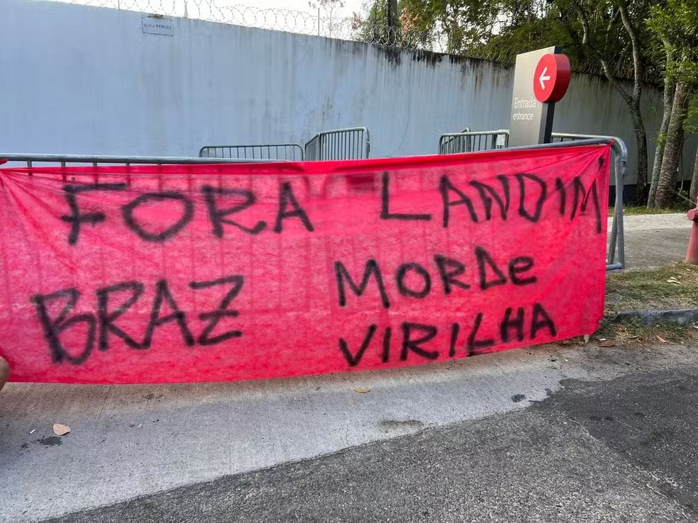 Faixa com críticas ao ao presidente Rodolfo Landim e ao vice-presidente de futebol do Flamengo, Marcos Braz — Foto: Reprodução