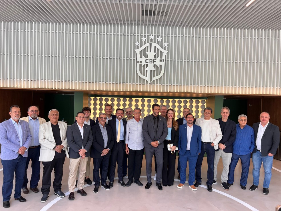 Samir Xaud e apoiadores em registro de chapa na CBF — Foto: Divulgação
