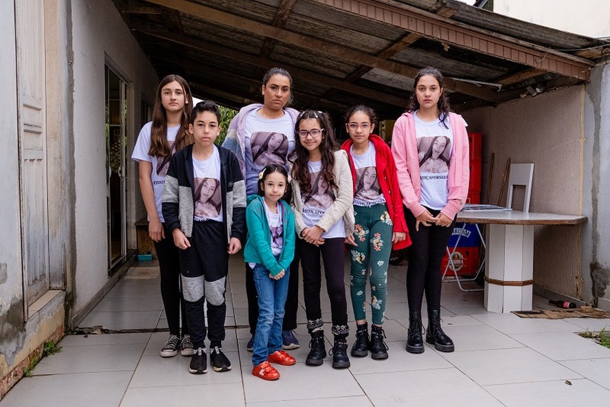 Recorde de feminicídio: a estudante Lucielly Rodrigues com as quatro filhas e dois sobrinhos que assumiu depois do assassinato da irmã