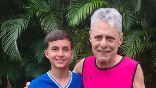 Mulher decide conhecer o 'Seu Chico', que joga futebol com o filho, e se choca ao ver ídolo da música; vídeo
