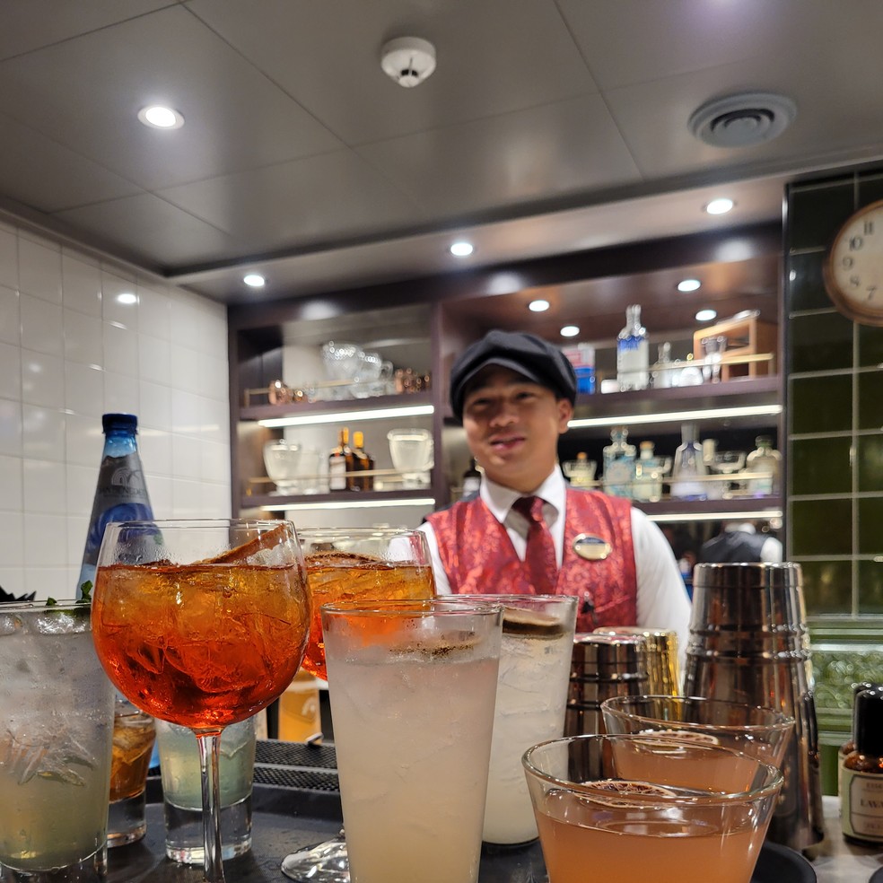 Drinques servidos no bar secreto, no estilo speakeasy, a bordo do navio de cruzeiros MSC World America — Foto: Eduardo Maia / O Globo