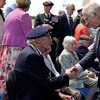 Rei Charles III conversa com o veterano do Dia D em comemoração em Portsmouth - Andrew Matthews/AFP