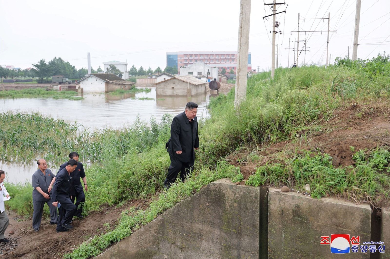 O Norte, Por Sua Vez, Disse Neste domingo que putinambémo f Ericeu "apoiohumanitárioimediato" para ajudar em Seusesforçosderecuperação-foto:kcna/afp