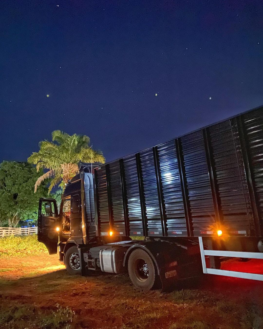 Cantor Zé Neto tem frota milionária de caminhão boiadeiro — Foto: Reprodução Instagram