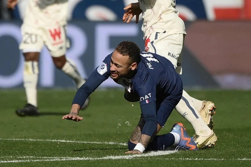 Neymar sofre grave lesão no tornozelo durante partida do PSG contra o Lille pelo campeonato francês — Foto: FRANCK FIFE/AFP