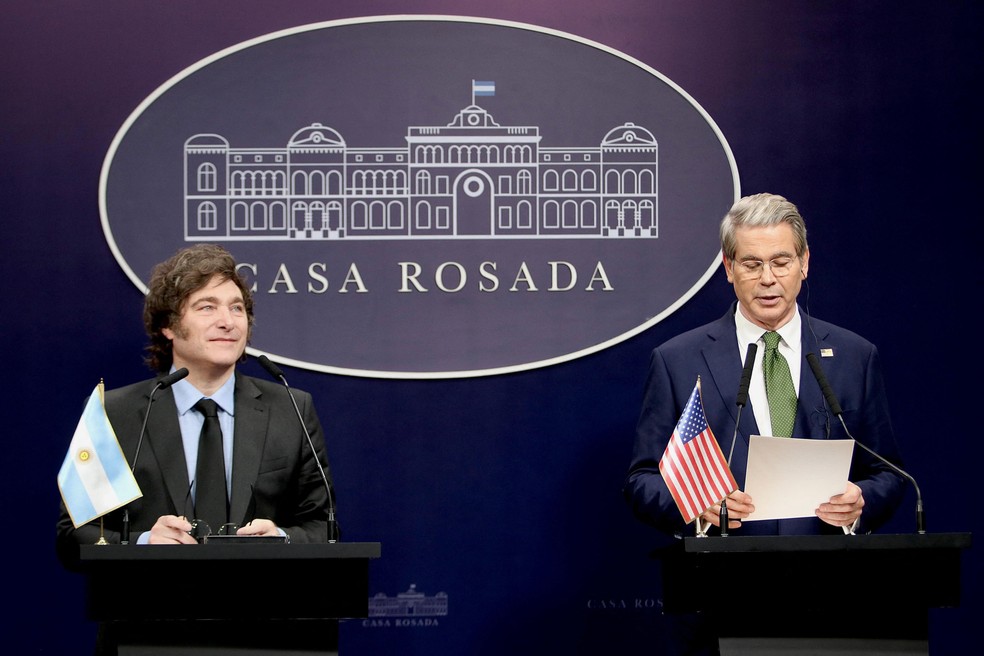 O secretário do Tesouro americano, Scott Bessent, afirmou, ao lado presidente Javier Milei, que o acordo com o FMI dará um “alívio financeiro à Argentina” — Foto: Handout/Argentinian Presidency/AFP