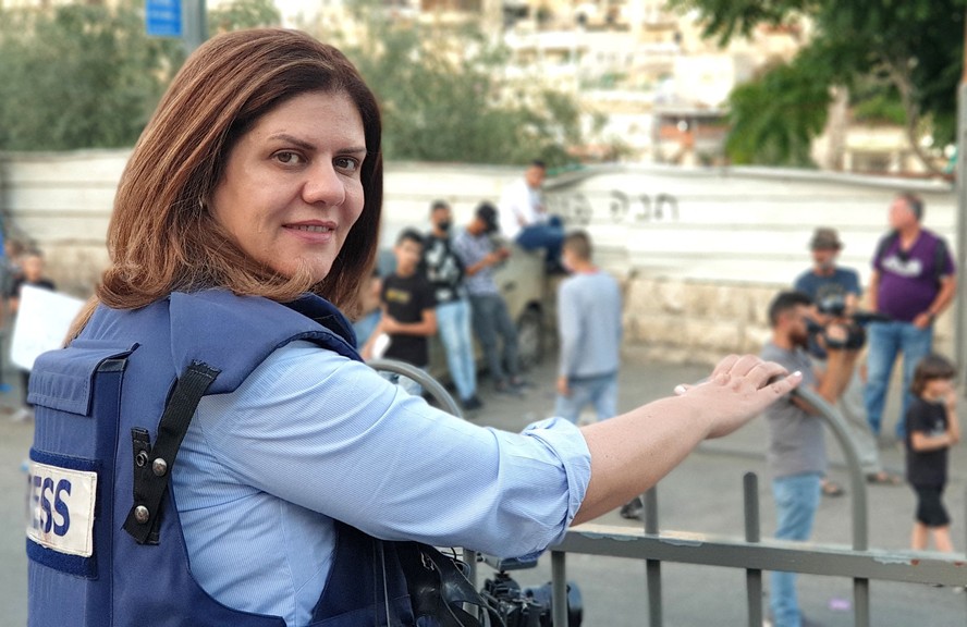 Shireen Abu Akleh, jornalista da al-Jazeera de origem americana e palestina morta durante a cobertura de uma operação na Cisjordânia ocupada em maio