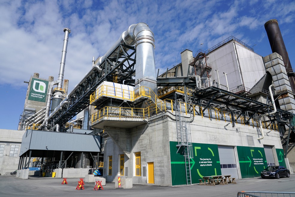Unidade de captura de carbono da Heidelberg Materials, na Alemanha — Foto: Gorm Kallestad / NTB / AFP