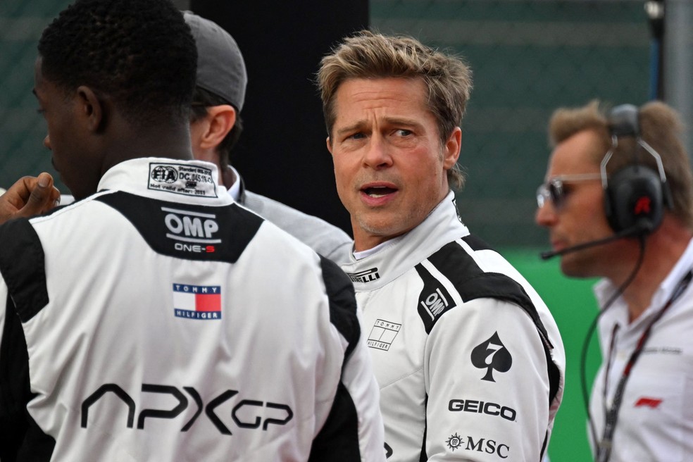 Brad Pitt, estrelando como piloto em um filme inspirado na F1, é visto antes do Grande Prêmio da Grã-Bretanha de Fórmula 1 no circuito de automobilismo de Silverstone. — Foto: ANDREJ ISAKOVIC / AFP