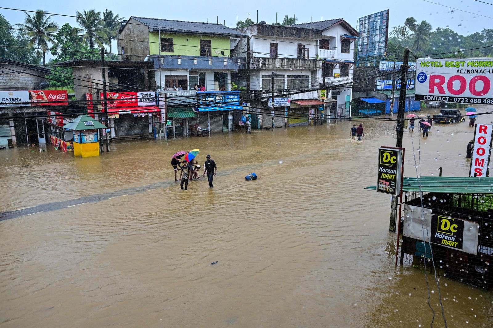 In Sri Lanka, a large island south of India, floods and landslides caused by torrential rains left at least 123 people dead and tens of thousands displaced - Photo: Ishara S. Kodikara/AFP