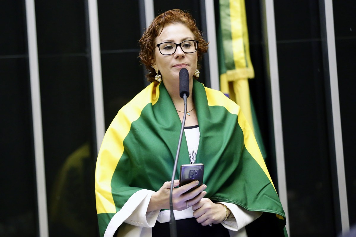 Carla Zambelli vai citar problemas de saúde como argumento para aguardar decisão sobre extradição em liberdade