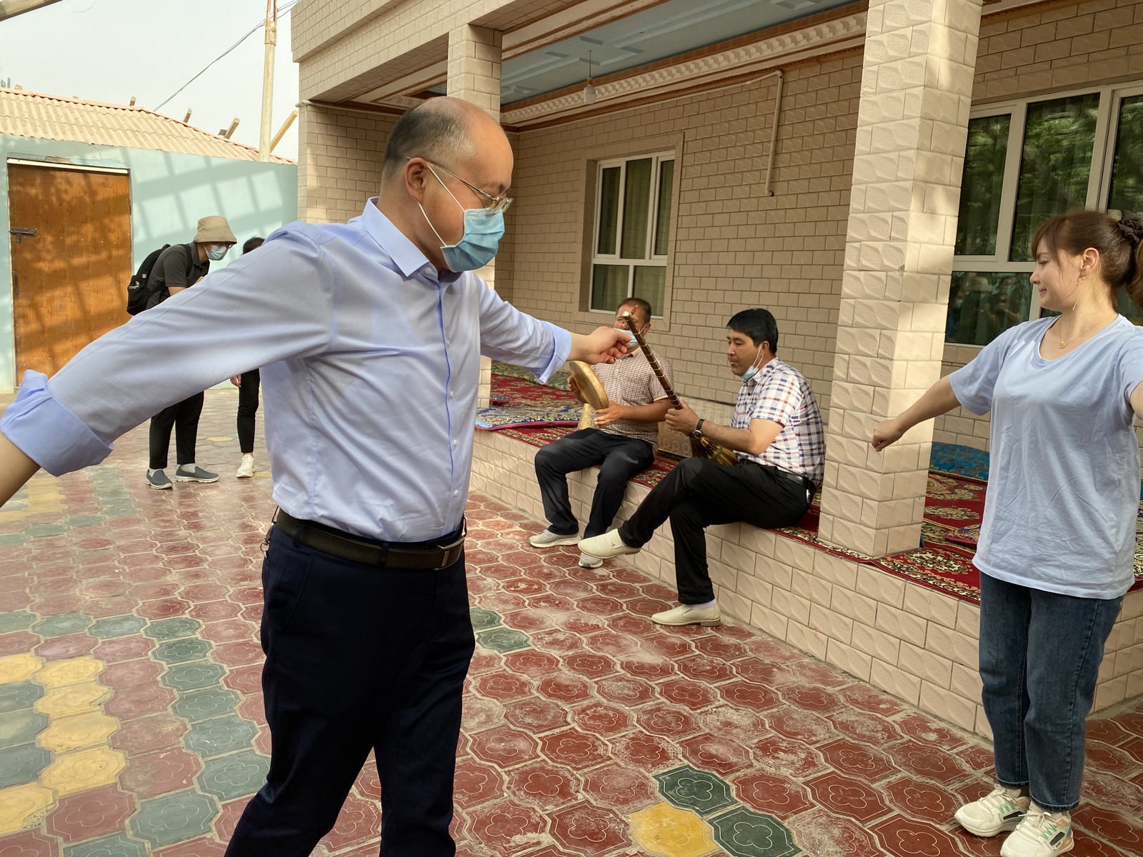 Chefe do Partido Comunista em Hotan, Li Guoliang, dança ao som de música folclórica uigurAgência O Globo