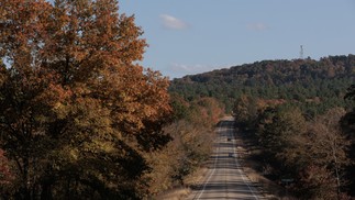 A U.S. Highway 259, a estrada com duas pistas que leva a Hochatown, Oklahoma, e fica engarrafada aos fins de semana com o excesso de visitantes temporários da cidade — Foto: Shelby Taube/The New York Times