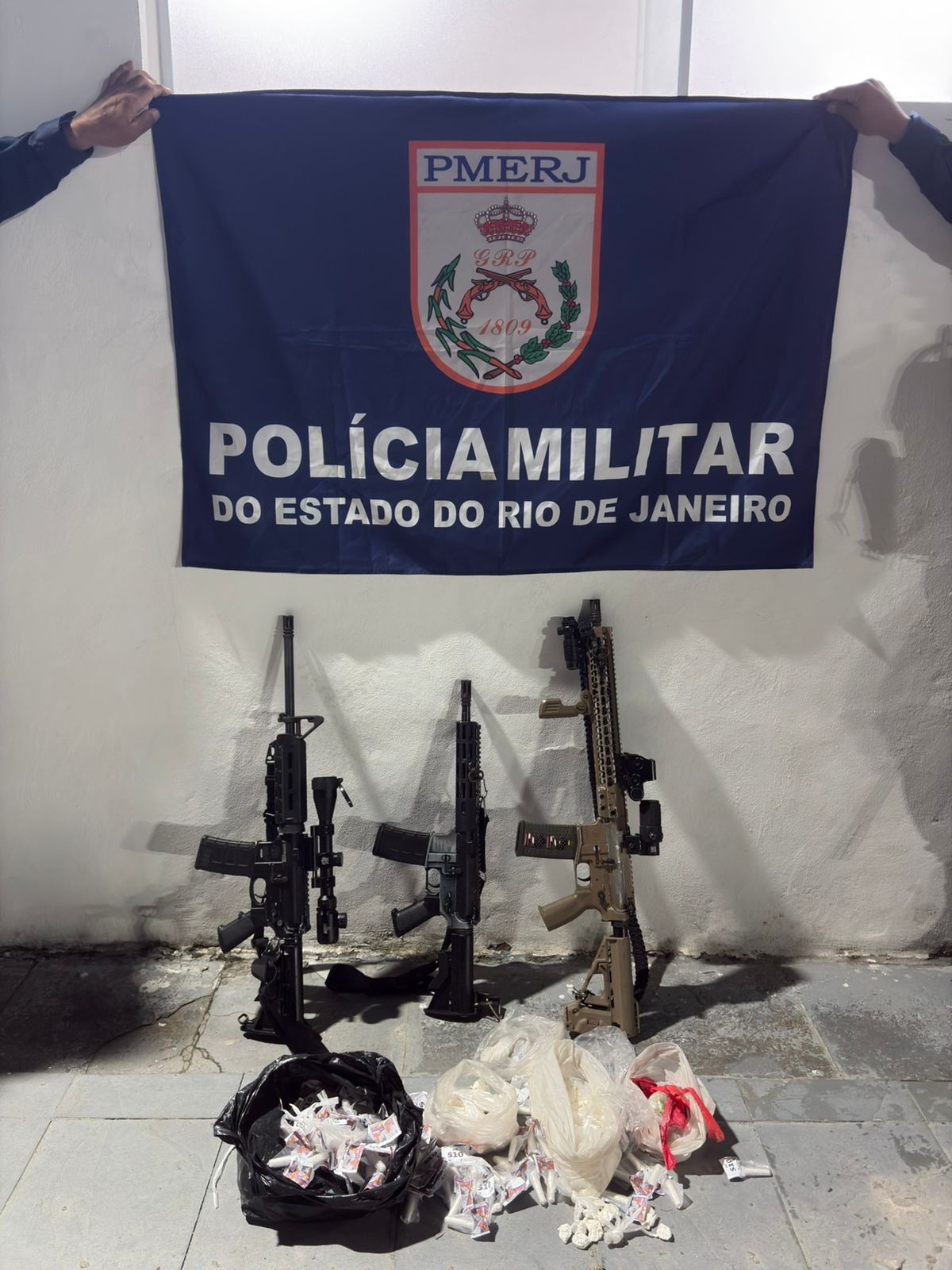 Policiais apreendem três fuzis em casa abandonada na Baixada Fluminense